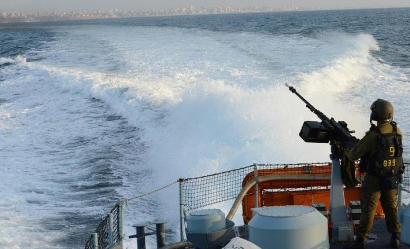 بحرية الاحتلال تستهدف مراكب الصيادين في غزة وتُغرِق أحدها