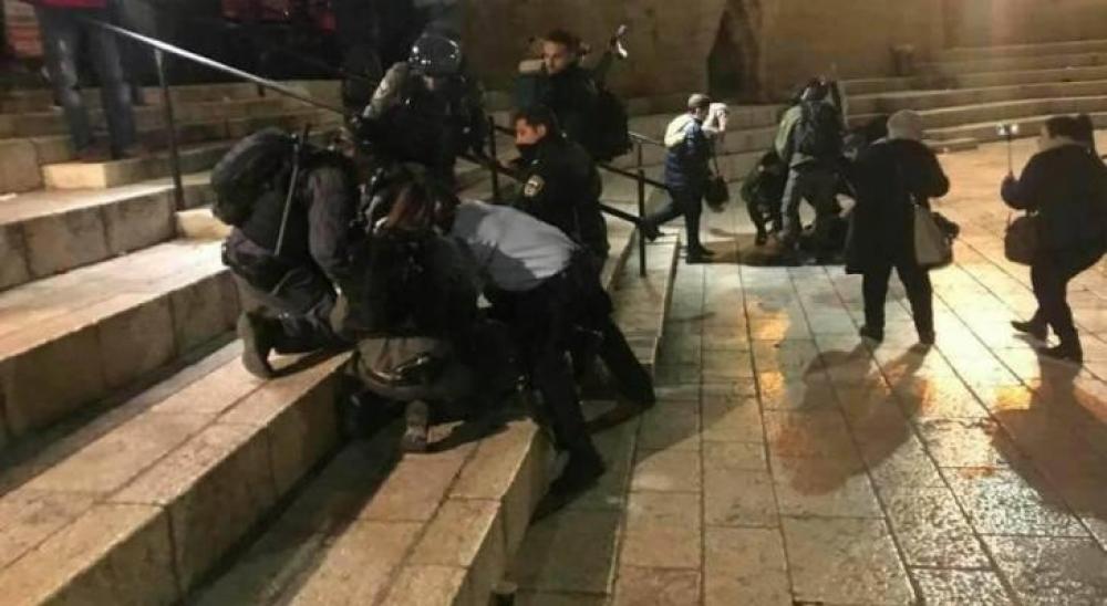 الاحتلال يقتحم المسجد الأقصى ويعتدي على المرابطين في باحاته