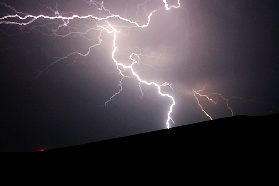 إصابة عاملين فلسطينيين بصاعقة برق صاعقة