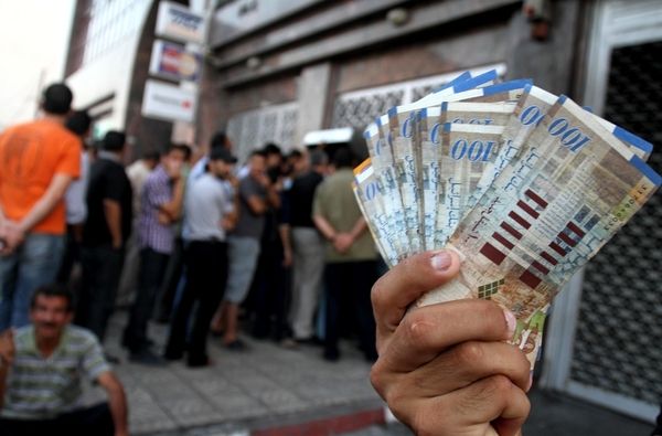 المالية: صرف كامل رواتب الموظفين خلال ساعات صرف رواتب الموظفين