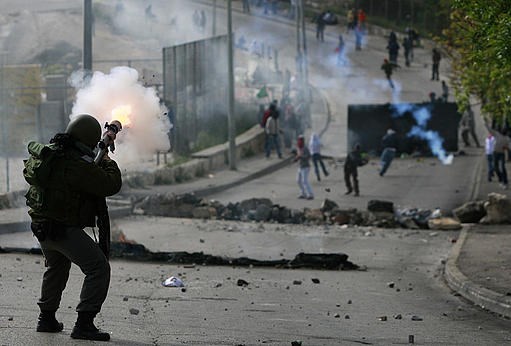 إصابة خطيرة لشاب في مخيم شعفاط بالقدس واشتباكات بين المقاومة والاحتلال غرب رام الله