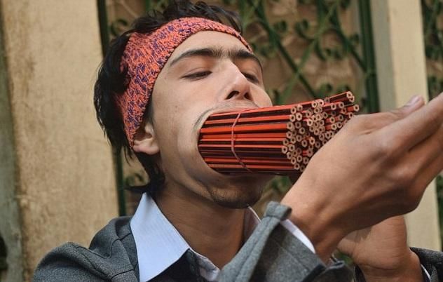 فيديو: مراهق يضع 138 قلم رصاص في فمه! فيديو: مراهق يضع 138 قلم رصاص في فمه!
