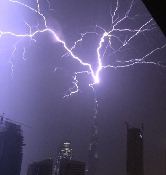 الصواعق تصيب برجي خليفة والعرب في دبي برج خليفة