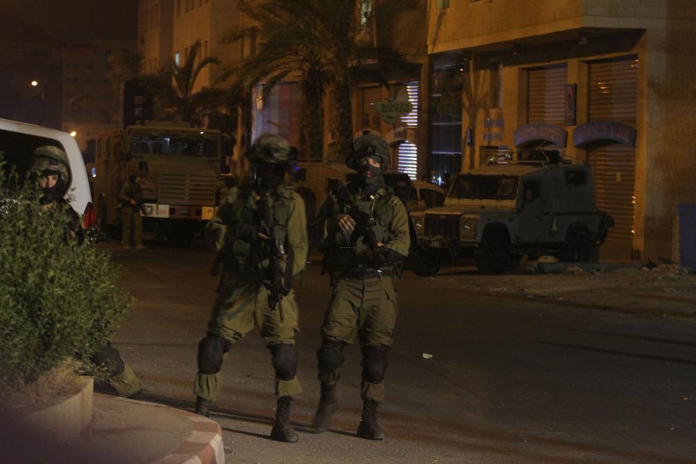 الاحتلال يعتقل 8 مواطنين بينهم أشقاء في الخليل