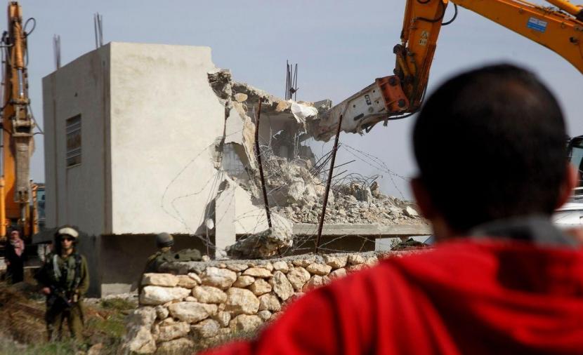 الاحتلال يهدم أربع شقق سكنية في مدينة بيت جالا