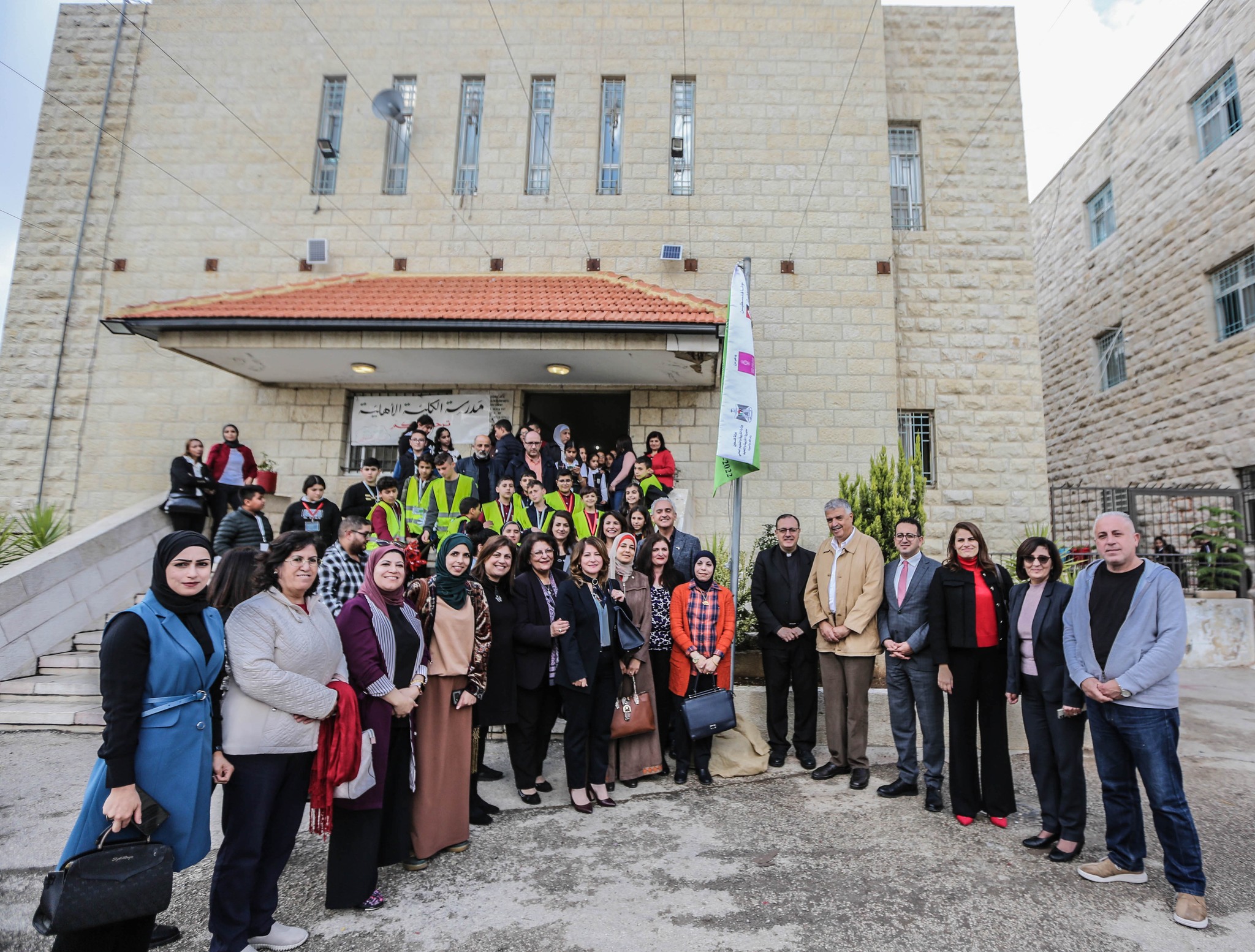 : بدعم من بنك فلسطين.. بلدية رام الله ترفع علم مدرسة صحية وصديقة للبيئة للعام 2021/2022