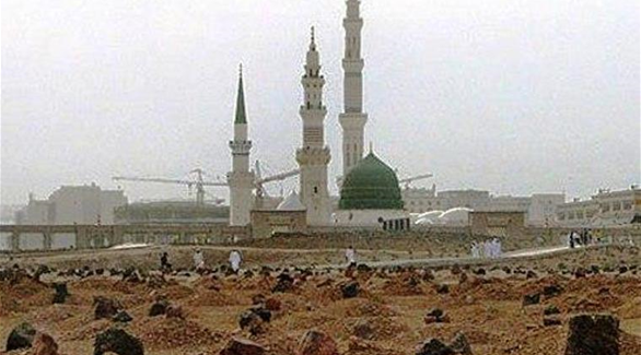 البقيع وفي الخلفية المسجد النبوي الشريف (أرشيف)