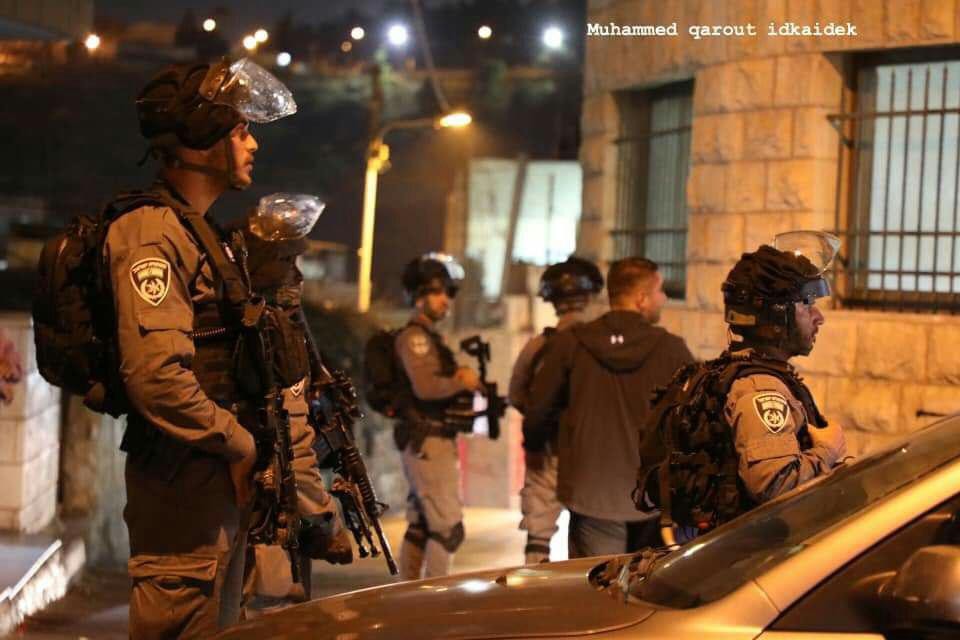 إصابة شاب خلال مواجهات واعتقالات بعد مداهمات واسعة لمنازل المواطنين في الضفة