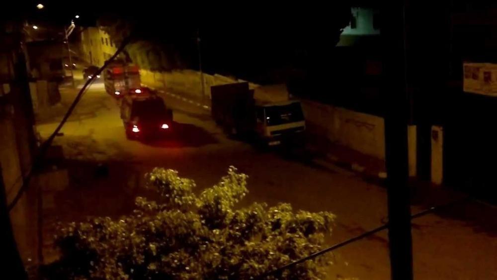 إصابة شابين واعتقال آخرين خلال مواجهات ومداهمات بالضفة