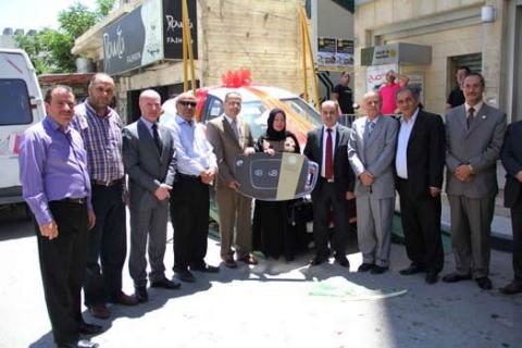 بنك القدس يسلم الفائز من جنين سيارة هيونداي اكسنت2014 بنك القدس