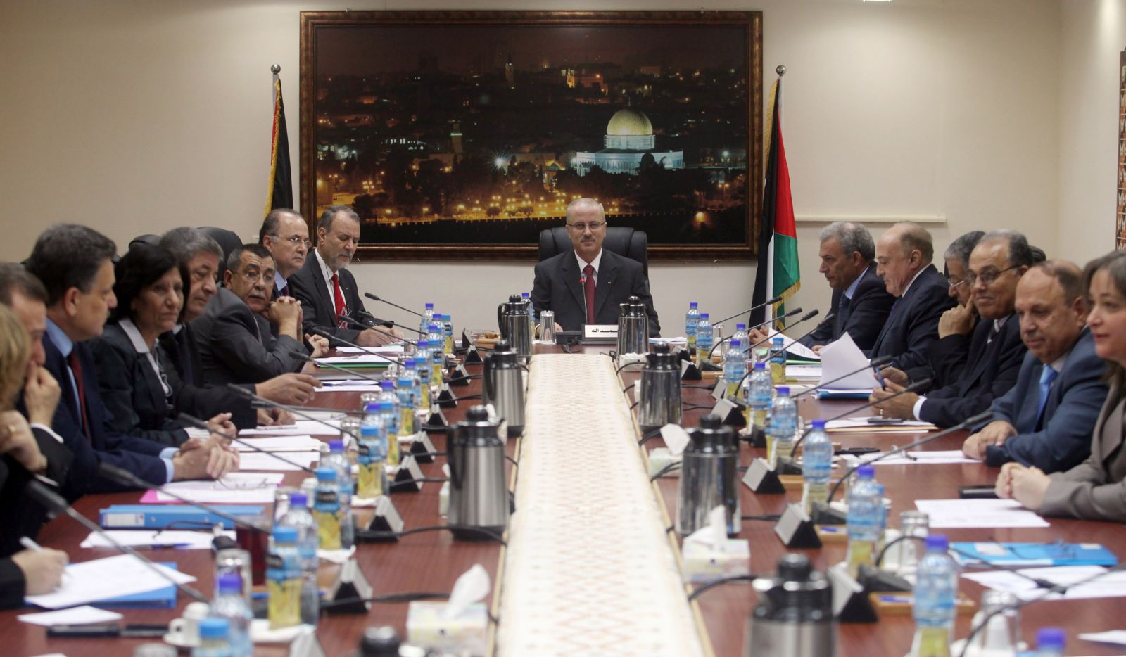 الرئيس يجري تعديلًا على وزراء الحكومة الرئيس يجري تعديلًا على وزراء الحكومة