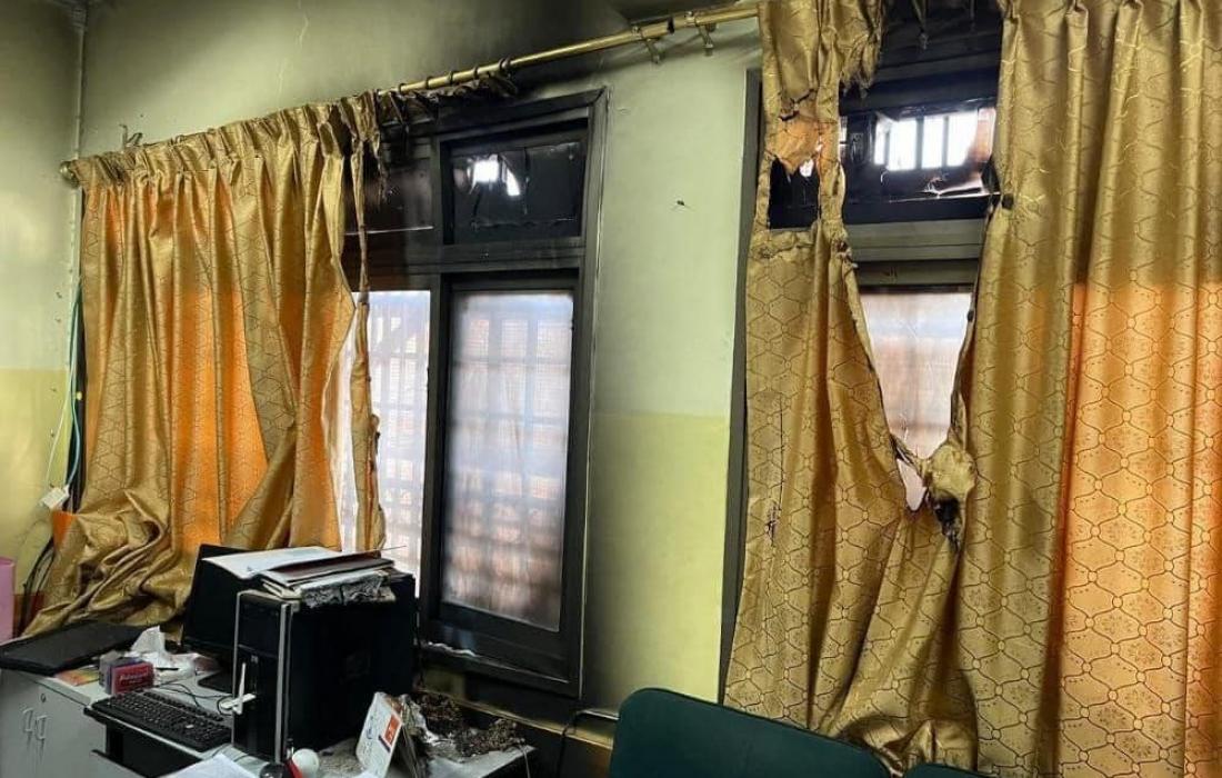 بالصور المستوطنون يعربدون ويحـــرقون مدرسة "عوريف" جنوب نابلس