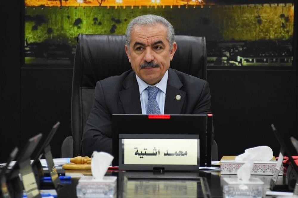 قناة عبرية: عباس أبلغ مقربيه نيته إقالة اشتية