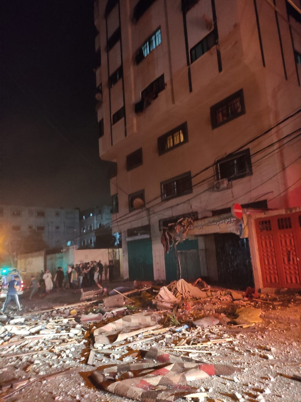 بالصور 3 شهداء.. طيران الاحتلال يستهدف منزلاً مأهولاً بالسكان في مخيم الشاطئ غرب غزة