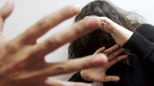 قتل امرأة "اعتدت" على طفلة زوجها صورة توضيحية