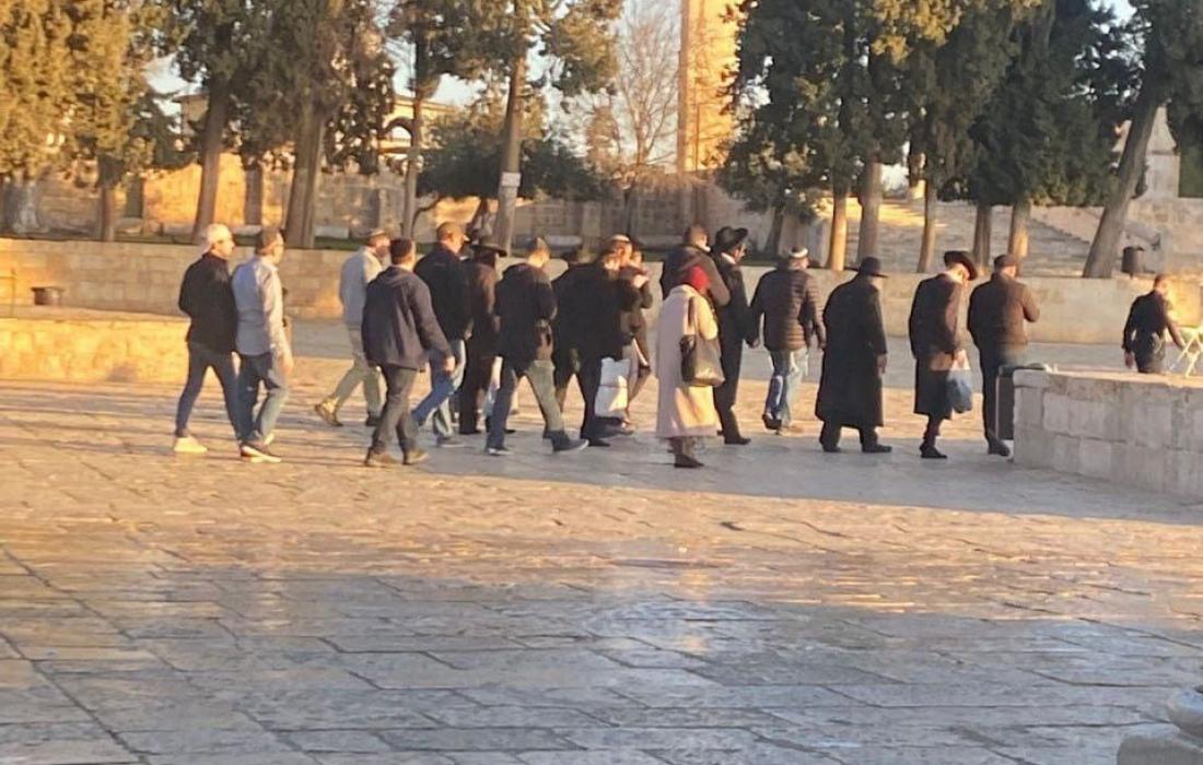اقتحام المسجد الأقصى وضباط يداهمون المصلى المرواني