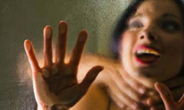 صورة تعبيرية إماراتي يقتل زوجته الثانية بعد تعذيبها هي وطفليها بالاشتراك مع الزوجة الأولى
