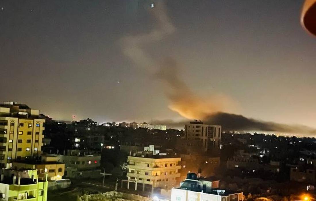 الصور طائرات الاحتلال الحربية تقصف موقعًا للمقاومة وسط قطاع غزة