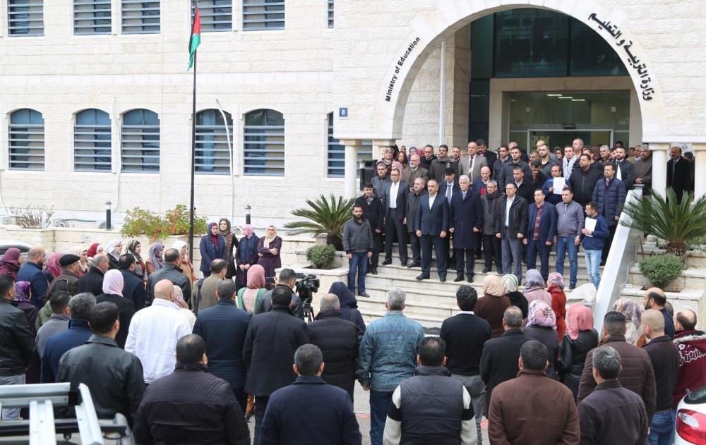 العاملون بوزارة التربية ينظمون وقفة برام الله مطالبين بحقوقهم