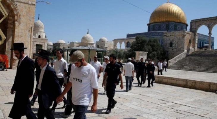 مستوطنون يؤدون طقوساً دينية خارج أبواب المسجد الأقصى