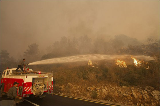 مصر والأردن سترسلان طواقم إطفاء لإسرائيل
