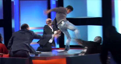 بالفيديو ...هل يعتذر الطفل أحمد الذي ركل والدته أمام المشاهدين؟ بالفيديو ...هل يعتذر الطفل أحمد الذي ركل والدته أمام المشاهدين؟