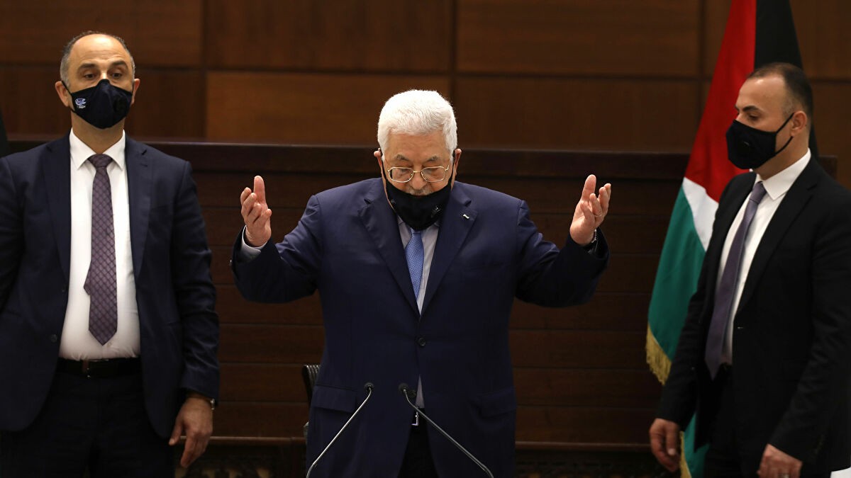 قالت صحيفة هآرتس العبرية، اليوم السبت، إن 3000 أكاديمي ومثقف فلسطيني وقعوا على عريضة في الأيام الأخيرة تطالب رئيس السلطة الفلسطينية محمود عباس بالاستقالة أو إقالته. وأوضحت الكاتبة في الصحيفة العبرية، أميرة هاس، أن مجموعة من الأكاديميين والمثقفين قاموا بصياغة العريضة بقصد التوقيع على عدة مئات من التواقيع، ولكن سرعان ما نمت المبادرة إلى حوالي 3000 توقيع. وأضافت الصحفية أن السلطة الفلسطينية في عهد محمود عباس أصبحت "مؤسسة دكتاتورية يسيطر عليها شخص واحد". وأشارت إلى أن العريضة تسببت بضجة كبيرة في الأسبوع