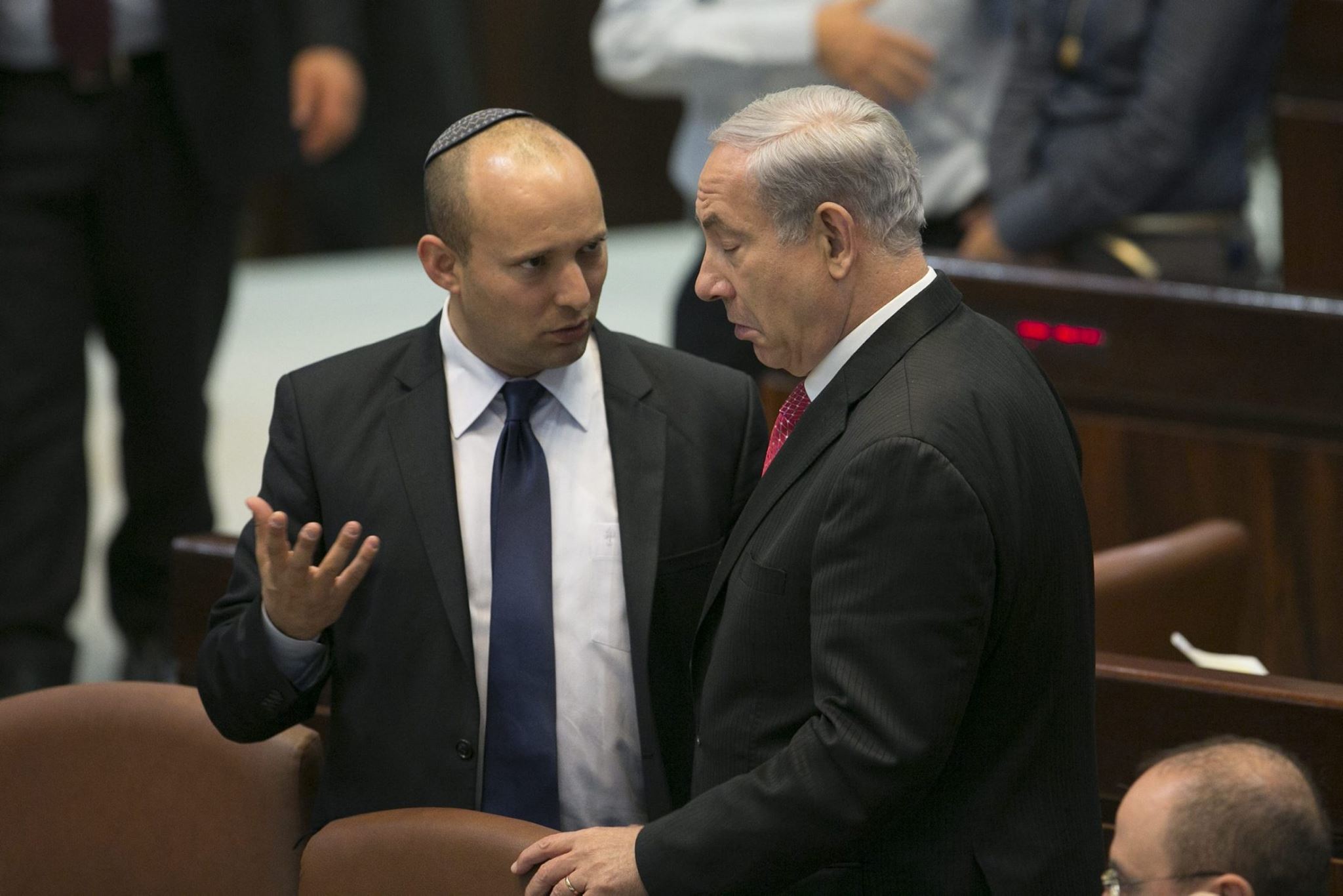 بينت يهدد نتنياهو ويمنحه مهلة حتى الإثنين بينت ونتنياهو