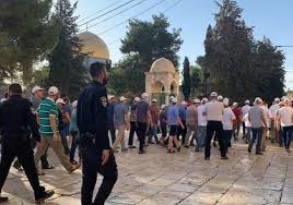 عشرات المستوطنين يقتحمون الأقصى والاحتلال يعتقل موظفًا