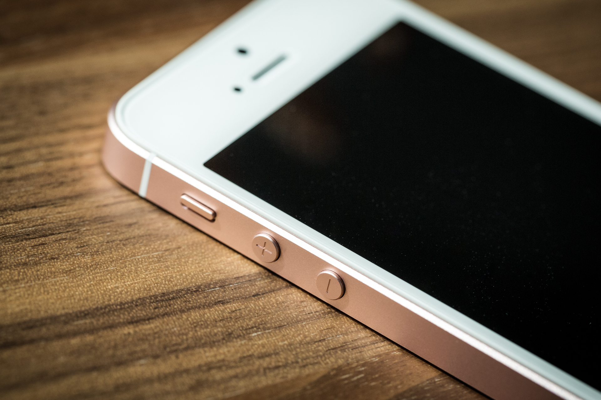 يطالب آبل بـ10 مليون$ لاختراعه آيفون! يطالب آبل بـ10 مليون$ لاختراعه آيفون!