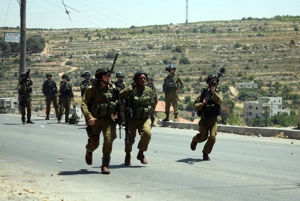 الاحتلال يعتقل شابا وفتى من الخليل الاحتلال