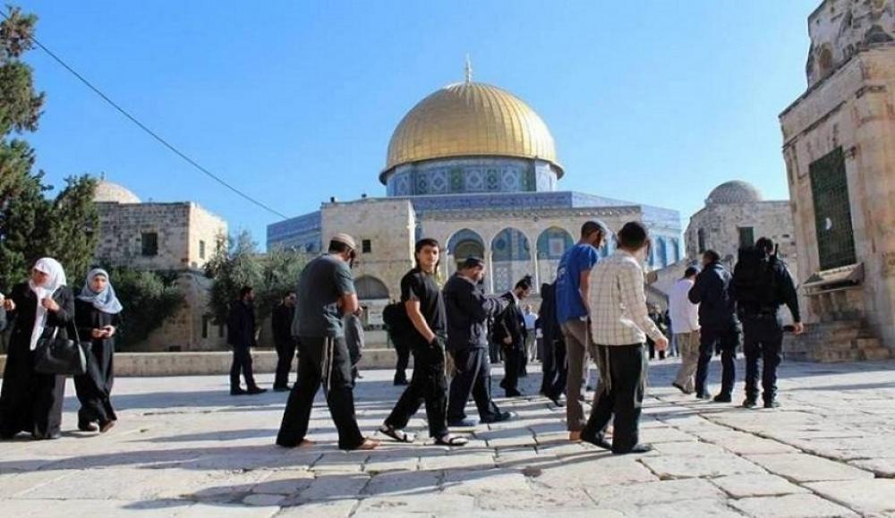 عشرات المستوطنين يقتحمون الأقصى وقيود على أبوابه