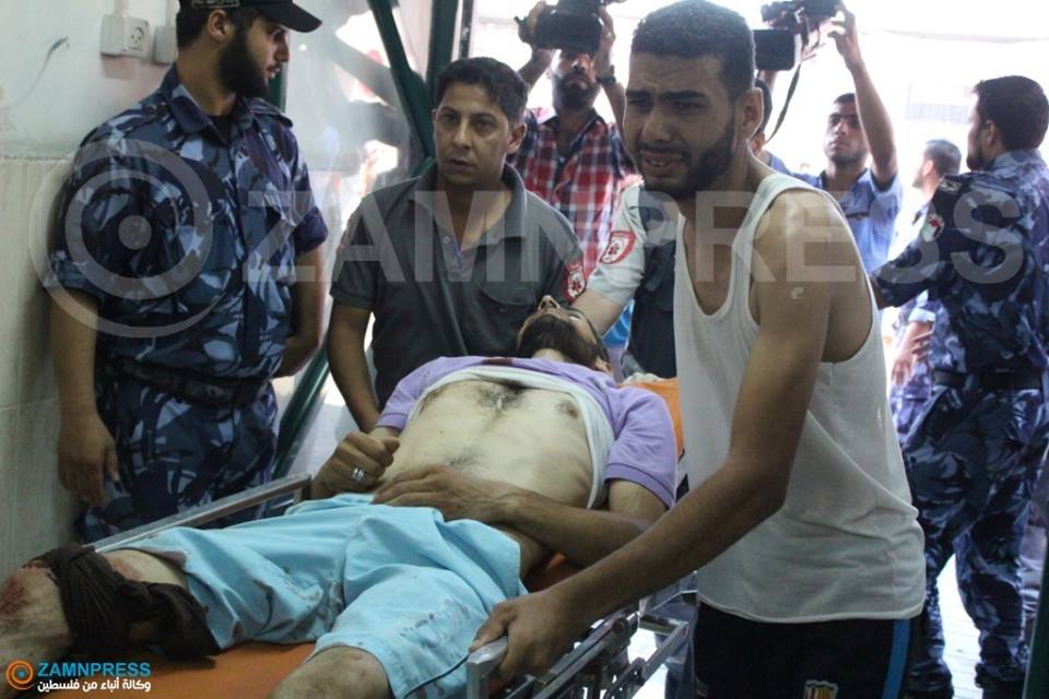 طواقم الإسعاف تنتشل مصابين من خزاعة وعدد من المواطنين المحاصرين ينزحون منها مصاب بقصف للاحتلال