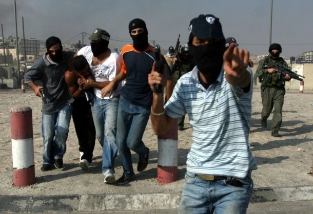 قوات خاصة إسرائيلية تختطف مواطنا من منزله شمال الخليل مستعربون