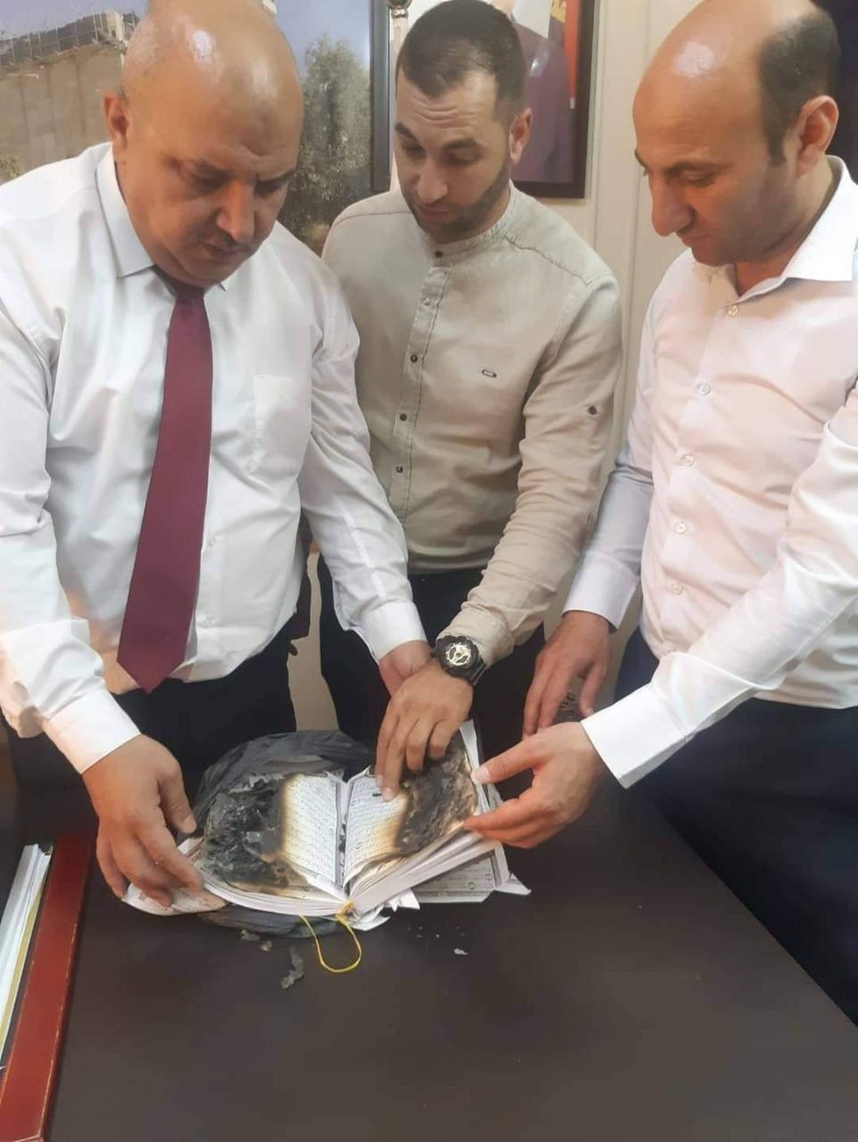 بالصور مستوطنون يحرقون نسخاً من القرآن الكريم في الخليل