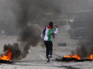 توتر شديد في القدس وسط تدهور الحالة الصحية للطفل الجريح 'سنقرط' (أرشيفية) مواجهات مع الاحتلال