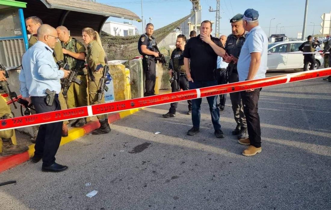 بالفيديو والصور إصابة سيدة بجراح جراء اطلاق قوات الاحتلال النار اتجاهها على حاجز قلنديا شمال القدس المحتلة