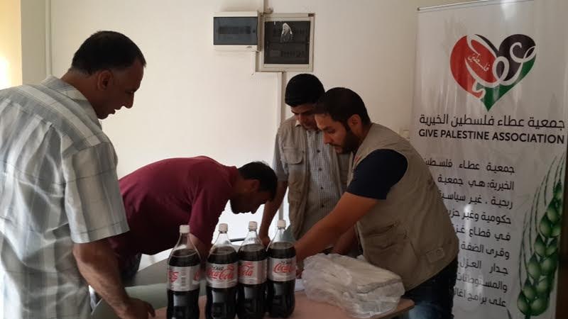 توزيع وجبات إفطار على الصائمين من الأسر المستورة والأيتام في قطاع غزة حملة رمضان يجمعنا بالحب