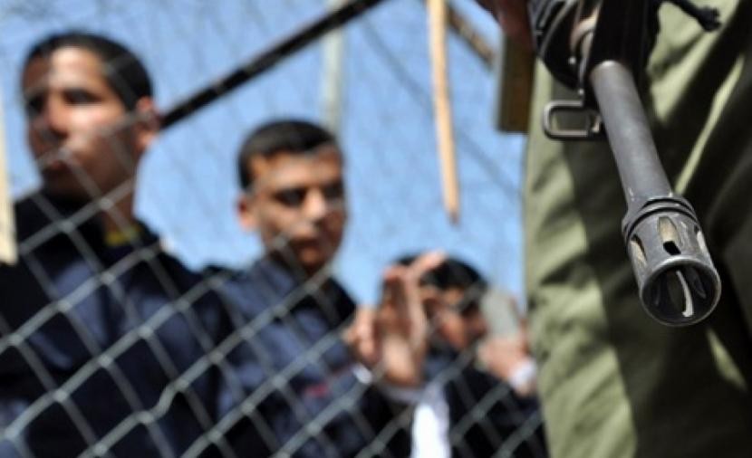 الأسرى يواصلون معركة العصيان داخل السجون لليوم الثامن والاحتلال يضيق عليهم