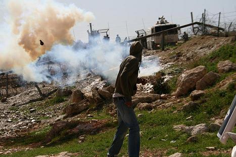 إصابات بالاختناق في بلعين مواجهات بلعين