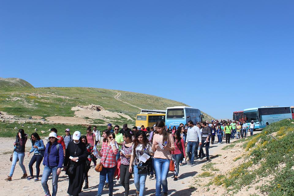 بالصور: الأمانة العامة للشبيبة المسيحية تنظم مسيرة البرية في أريحا صورة من المسيرة