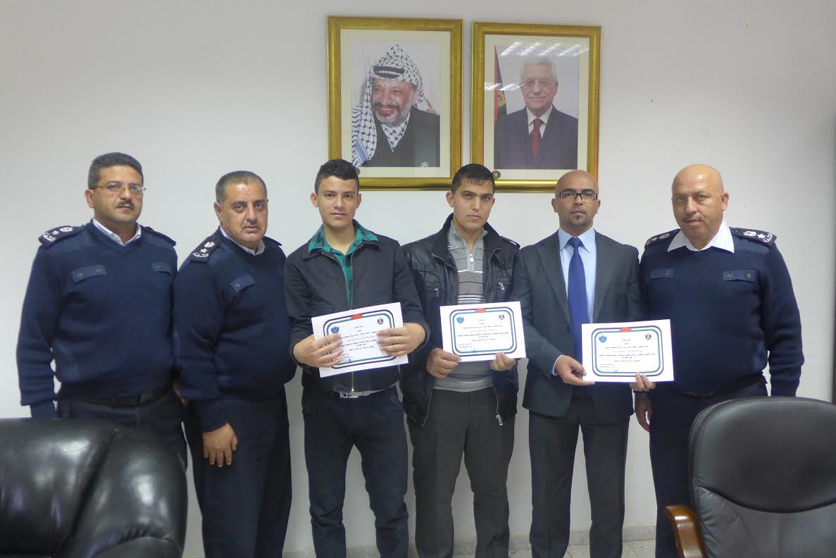 الشرطة تكرّم ثلاثة مواطنين لأمانتهم الشرطة الفلسطينية