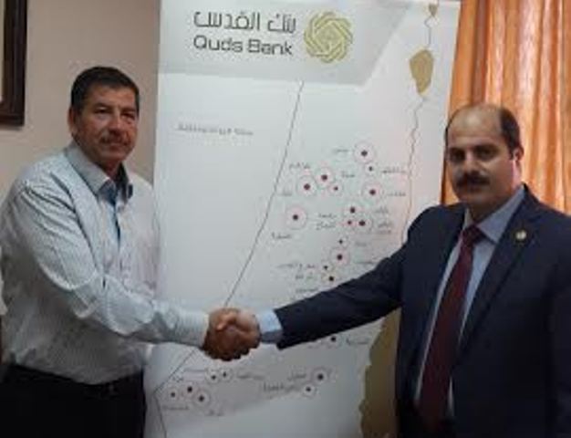 بنك القدس يتبرع بأجهزة ومعدات مكتبية لبلدية كفر الديك بنك القدس
