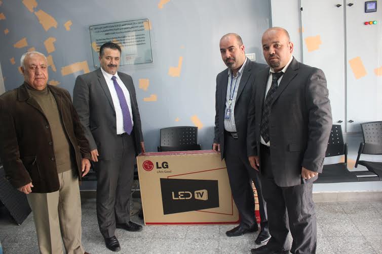 "أكرم سبيتاني وأولاده" تقدم جهاز تلفاز لمركز خدمات الجمهور في بلدية بيتونيا اكرم سبيتاني