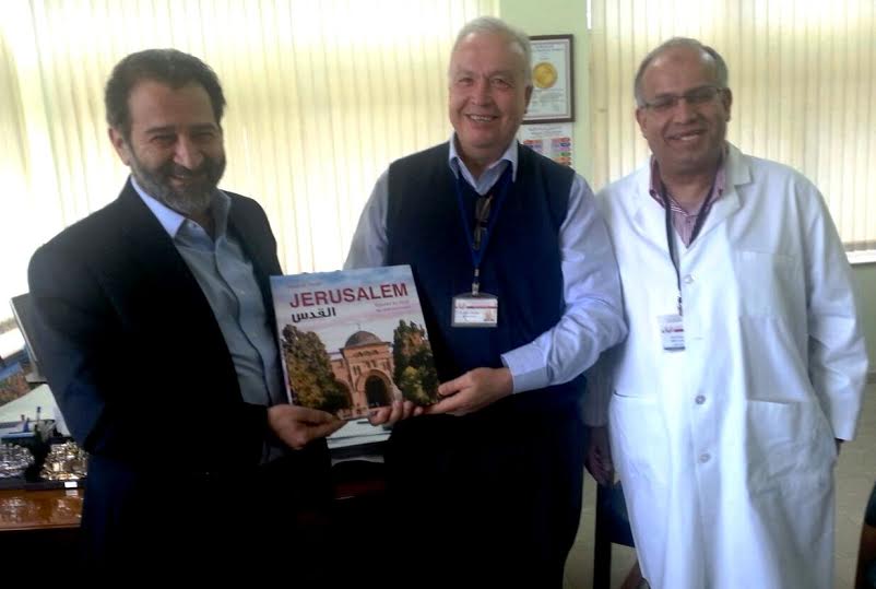 البروفيسور العالمي نيكولايدس يزور "المقاصد" ويشيد بأدائه في مجال طب الجنين والولادة المقاصد