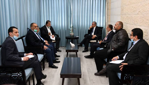 اشتية يبحث مع "عمّال فلسطين" قضايا بظل أزمة كورونا