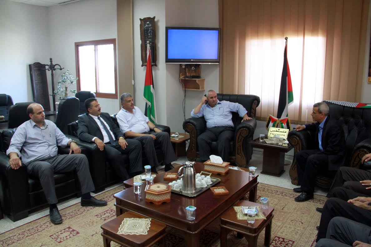 وفدٌ من بلدية بيتونيا يبحث مع رئيس سلطة المياه سبل دعم وتنفيذ عدة مشاريع بلدية بيتونيا