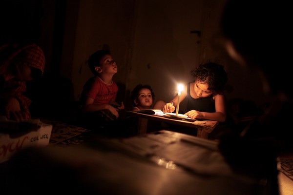 غزيون يشتكون: كهربا مفش وفاتورة غش كهرباء غزة