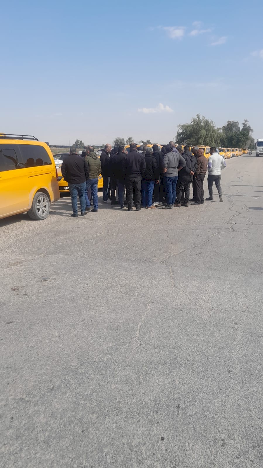 سائقو خط الجسر يعلنون الإضراب المفتوح بدءاً من اليوم (صور)