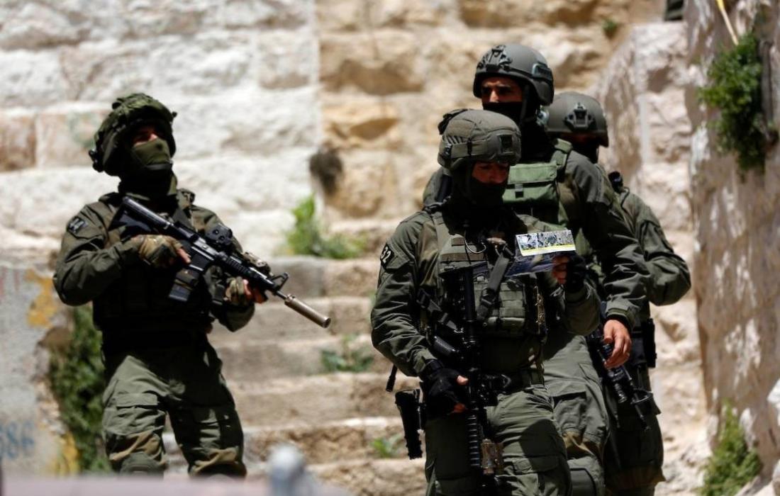 بالأسماء : حملة اعتقالات في مناطق متفرقة بالضفة المحتلة